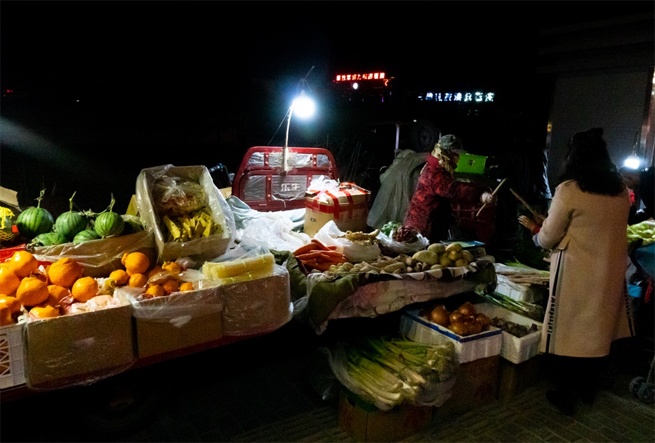 酒泉月光便民夜市夜幕下的烟火气