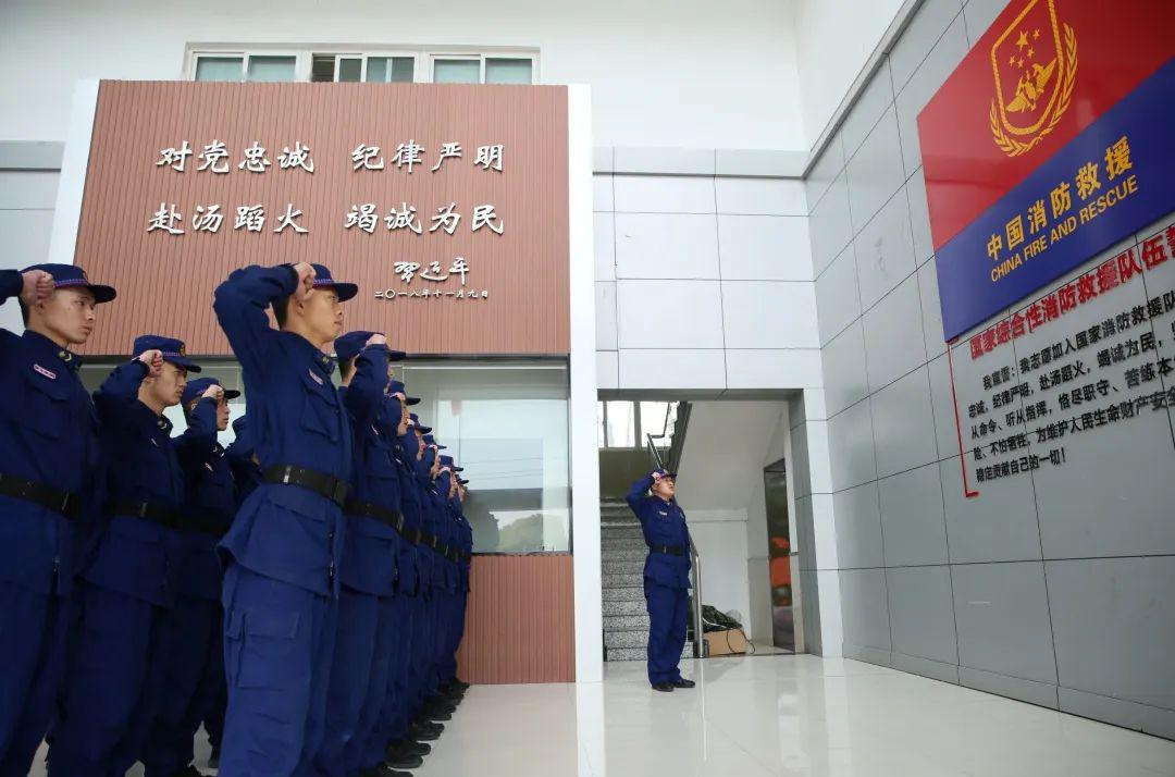 消防车鸣笛等方式开展悼念活动,同时还重温了消防员入队誓词