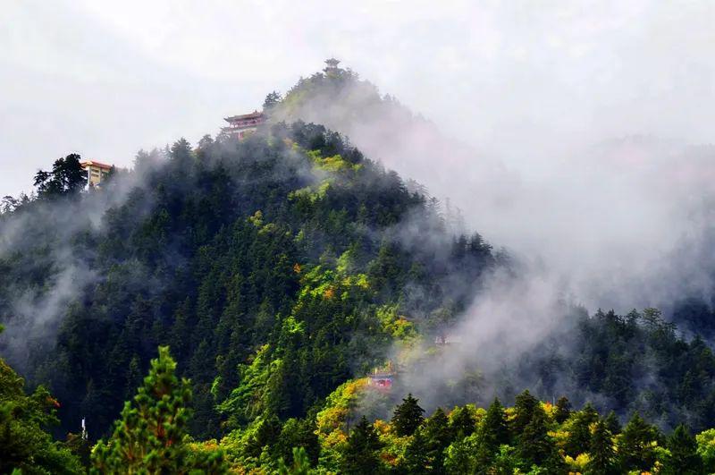 吸引着无数游客心驰神往如一幅泼墨山水画卷嵯峨黛绿的群山影影绰绰