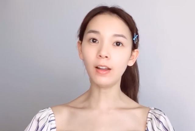 原创陈瑶素颜也惊艳蓝白条纹上衣秀迷人肩颈线牛奶肌怼脸拍也不怕