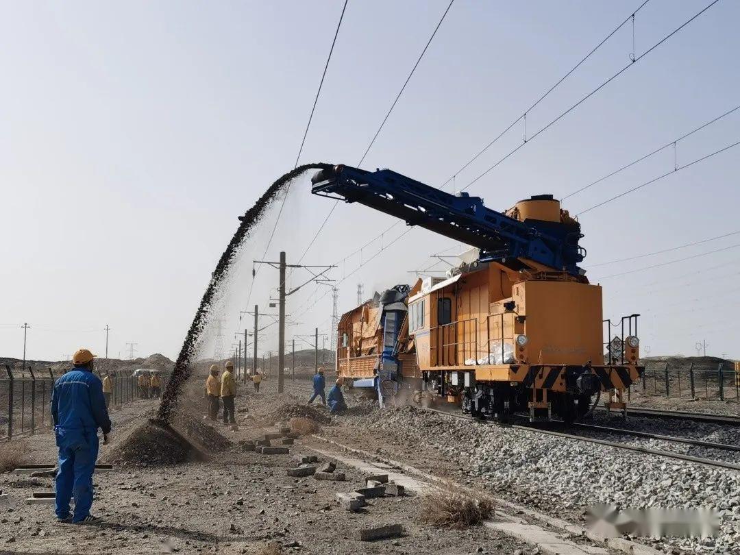重点工程兰新铁路安北至红柳河区间清筛施工任务过半