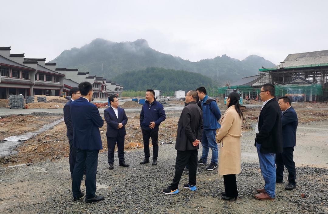 窦茂功董事长(左一)在赛石壹号院子营销中心查看沙