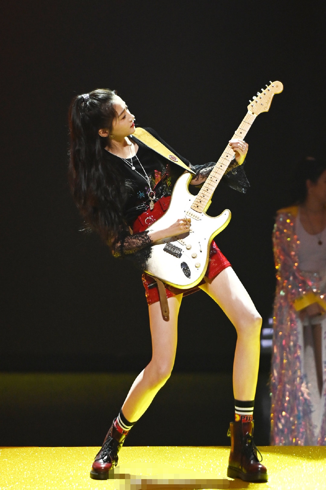 原创关晓彤上节目跳热舞穿露脐装紧身裤网友比女团成员还正点