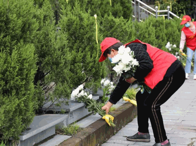 道德建设中的载体作用,引导人们在慎终追远,缅怀先辈的情怀中认知传统