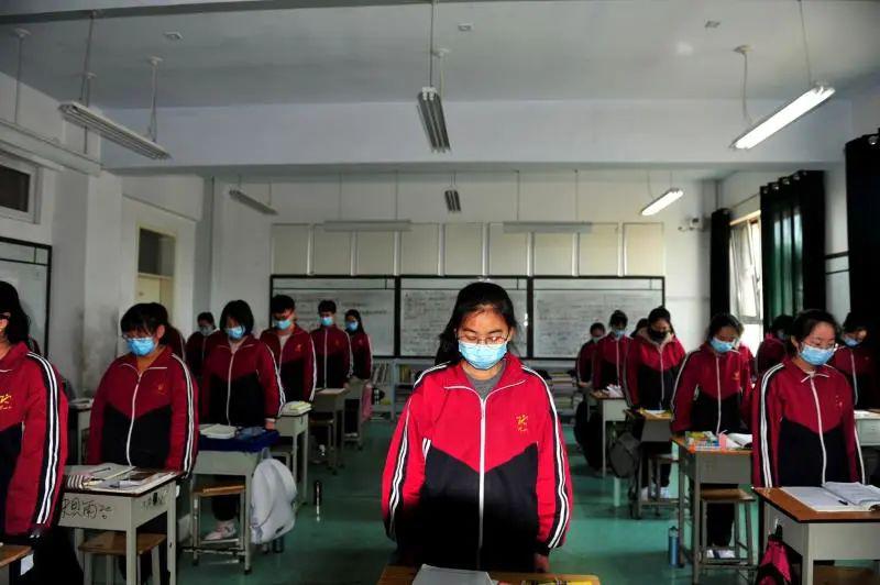 泽州一中为抗击新冠肺炎疫情斗争牺牲烈士和逝世同胞举行哀悼活动