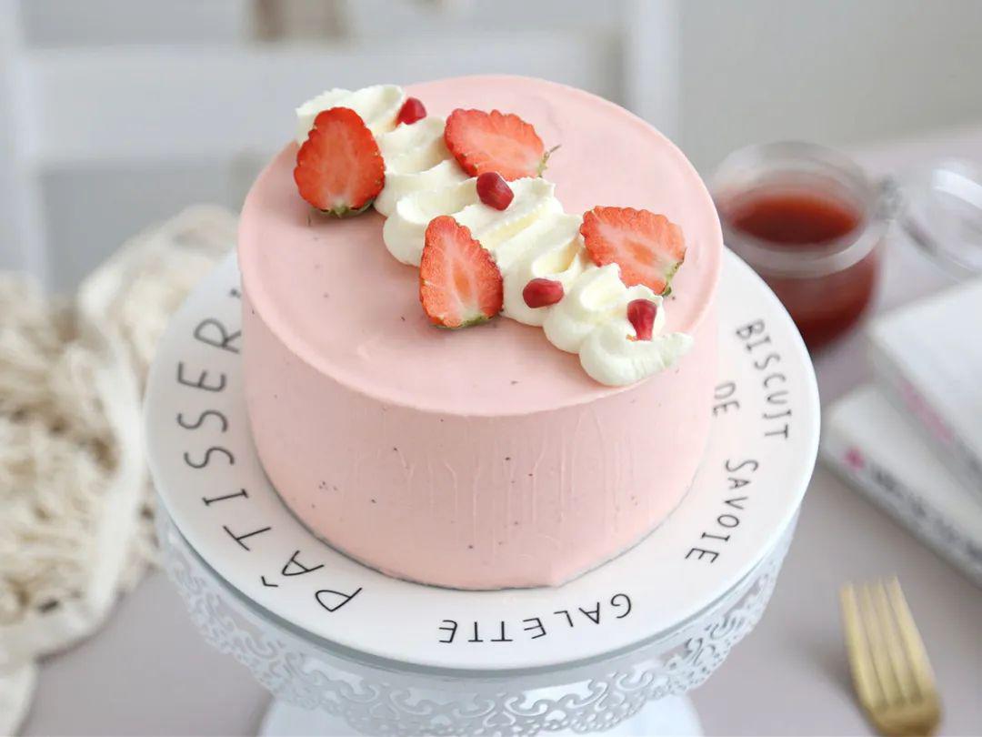 草莓慕斯蛋糕6. 搅打约10～15秒即可饮用.5. 放入搅拌底座.4. 加蜂蜜.