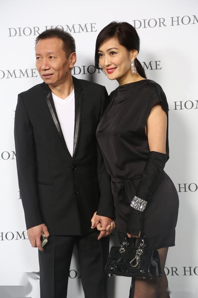 53岁孟广美一直就这么漂亮 她老公有点瘦了