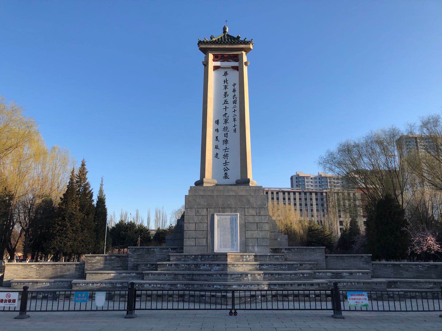 呼和浩特公主府公园桃花如期而至,相比往年,游客要少一些