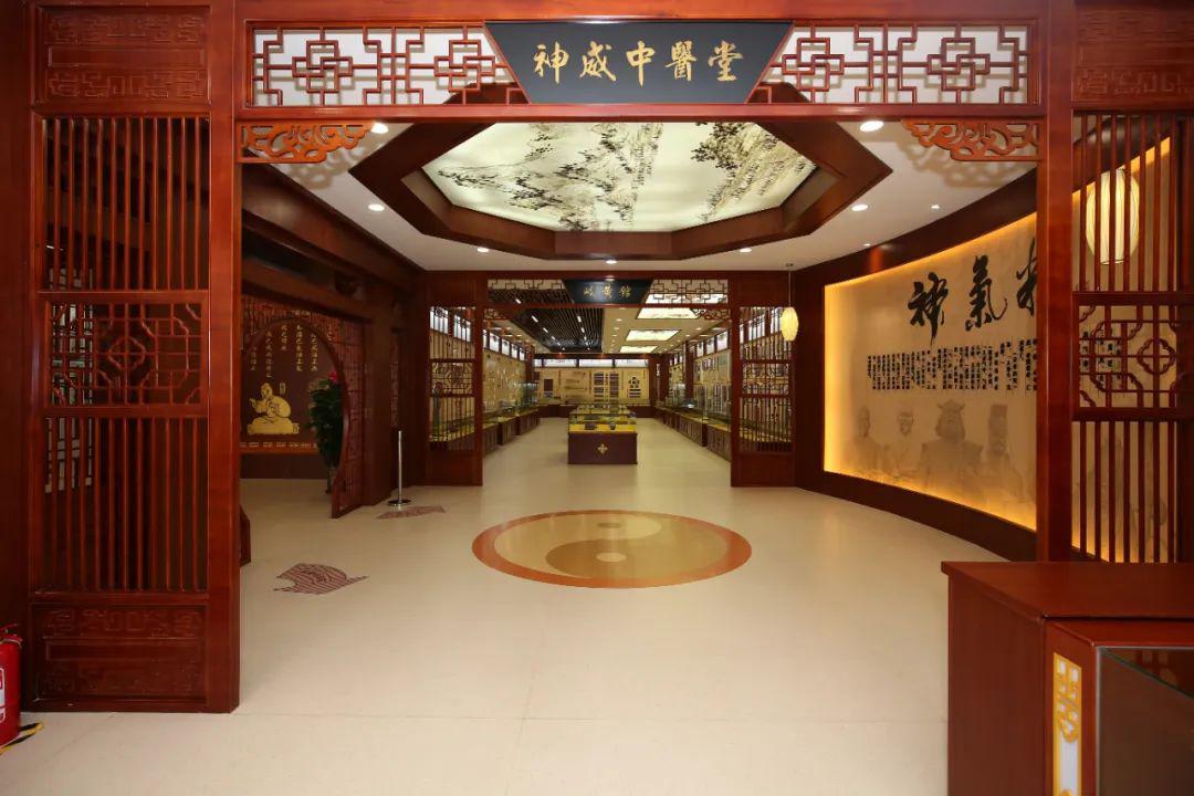 在神威中医堂展区的右侧展柜中是不同类别的中药材标本,有动物类,矿物