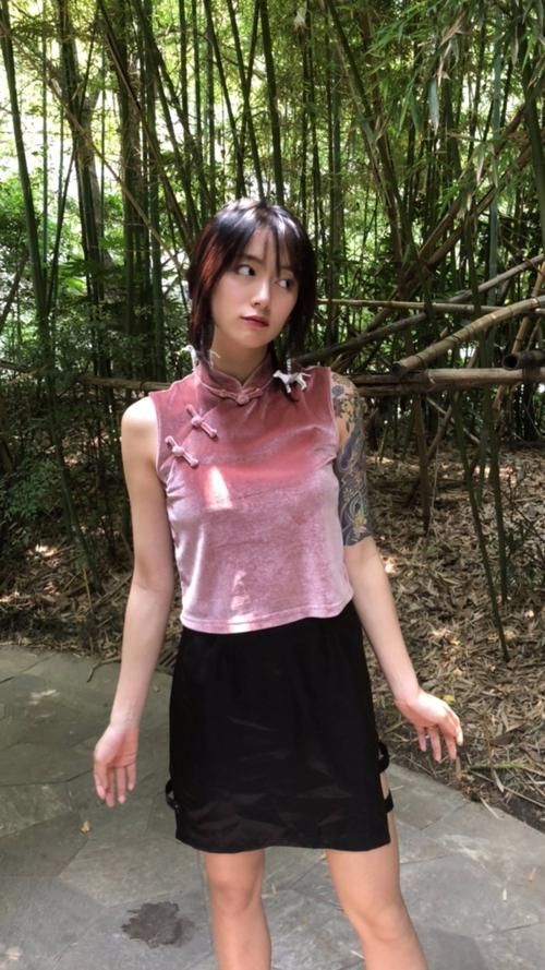 黑尾酱的穿搭不敢恭维不仅穿衣风格怪异发型还很个性