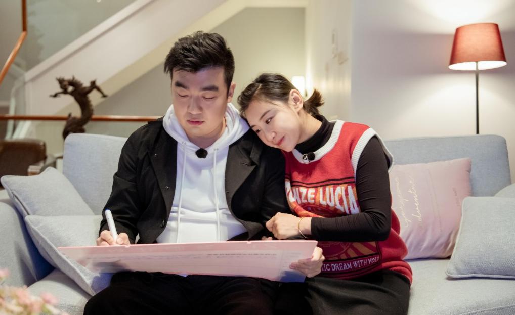 梁超就到外面去抽烟,本以为这是体贴老婆的表现,结果,梁超把烟头带回