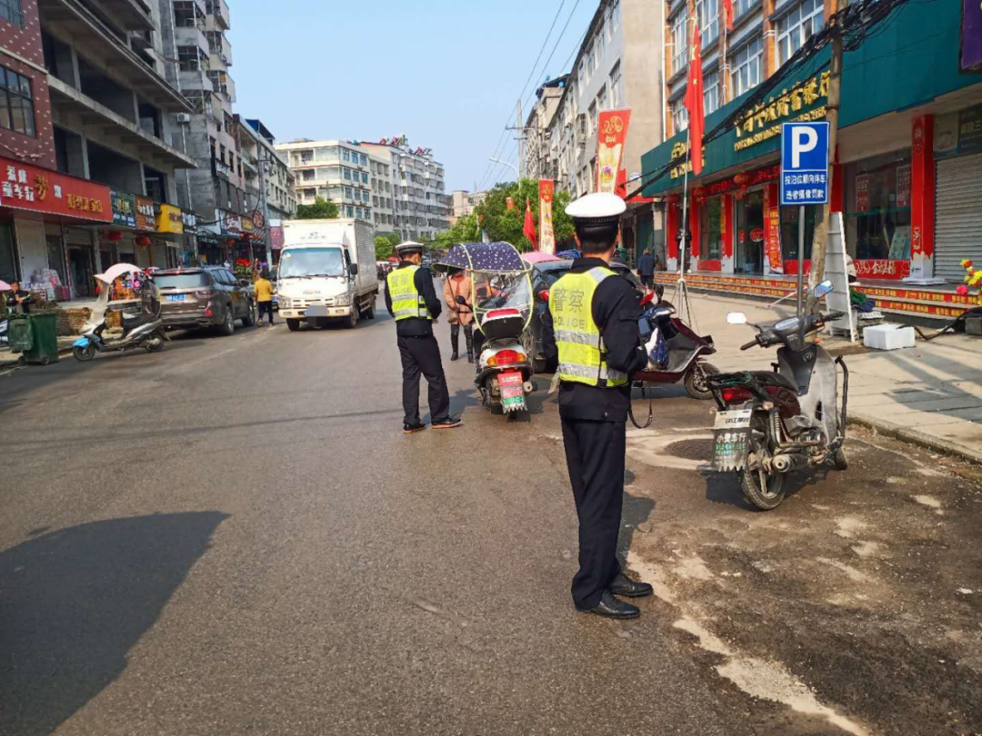 龙港中队民警全员上路在106国道龙港镇街道执勤维护交通秩序