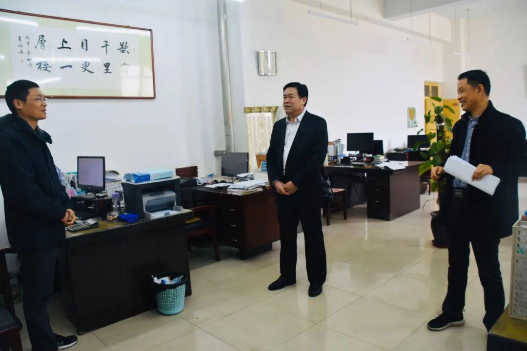 县委常委常务副县长康现芳到县统计局调研指导工作