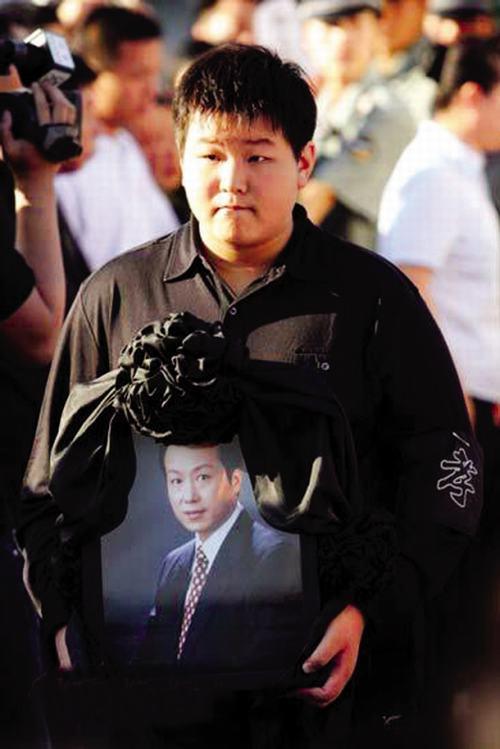 罗京:48岁去世,母亲至今不知,妻子带着儿子改嫁富商_刘继