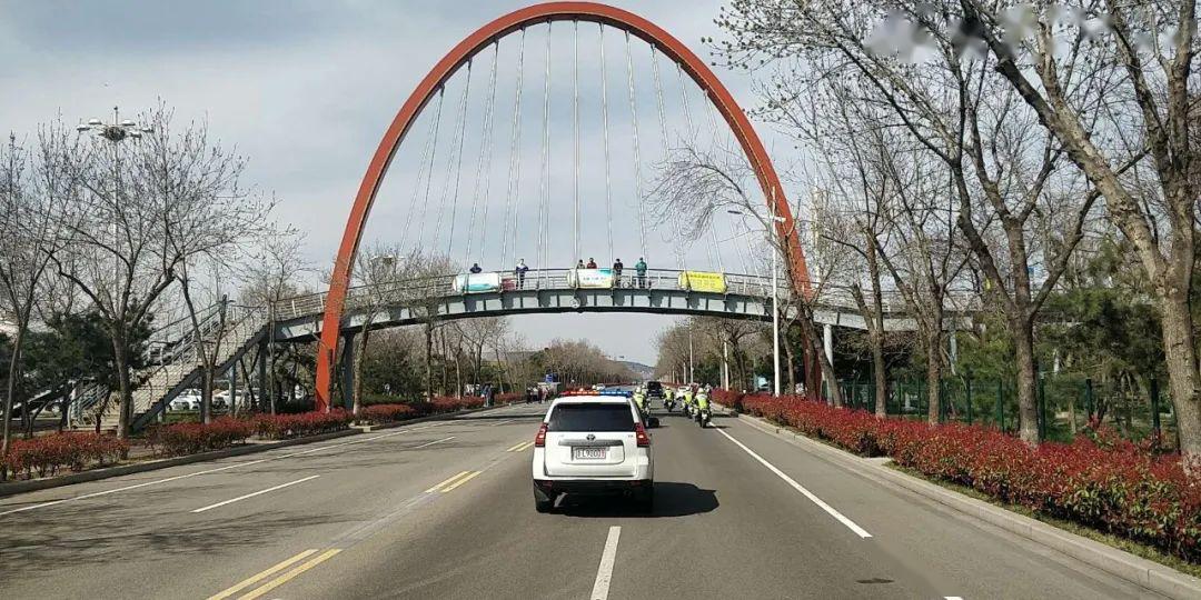 车队沿迎宾路,海曲路,碧海路抵达日照宾馆