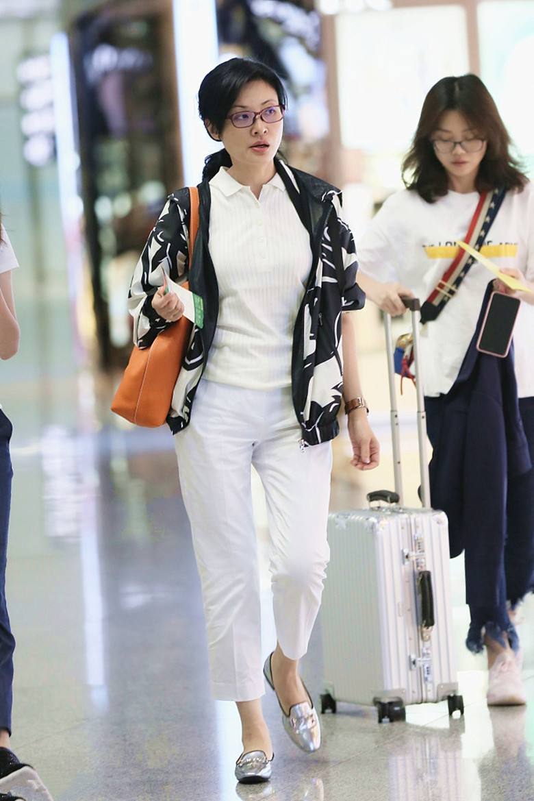 年龄到4050岁后不想变油腻大妈学周涛这样穿端庄大方