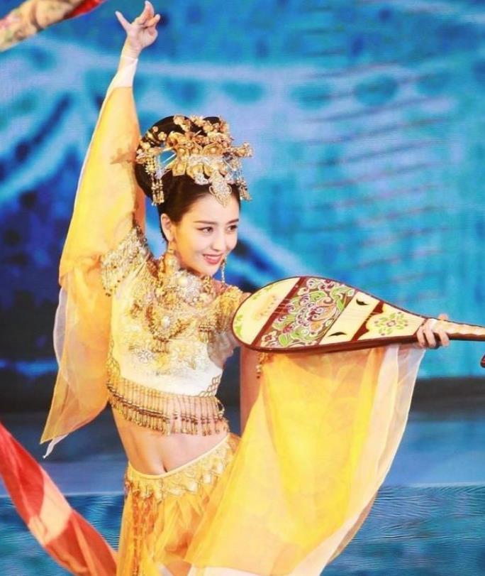 12年前赵飞燕,如今再现昭君造型,西域古装第一美女佟丽娅,舔屏