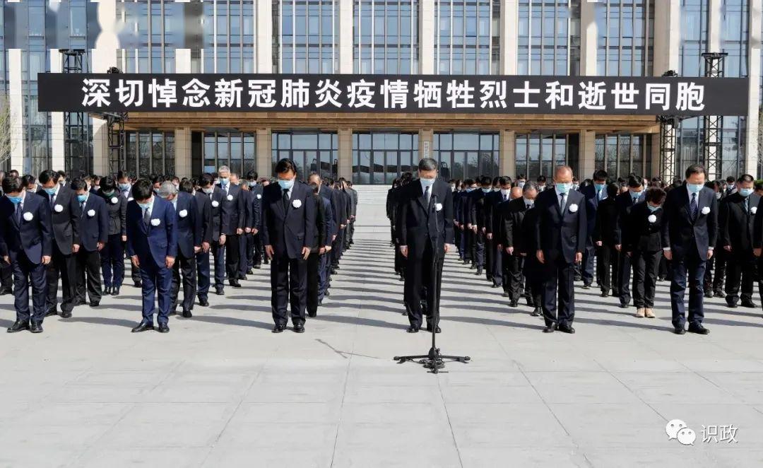 悬挂的"深切悼念新冠肺炎疫情牺牲烈士和逝世同胞"黑底白字条幅朴素