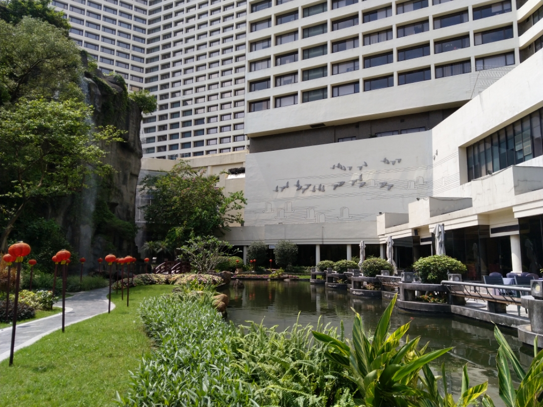 由广州岭南房地产有限公司和香港花园酒店有限公司经营,位于环石东路
