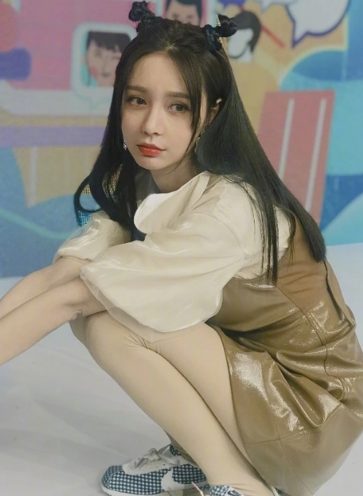 所以沈梦辰选择了一款接近肤色的厚实丝袜,但是在她蹲下的时候,在腿窝