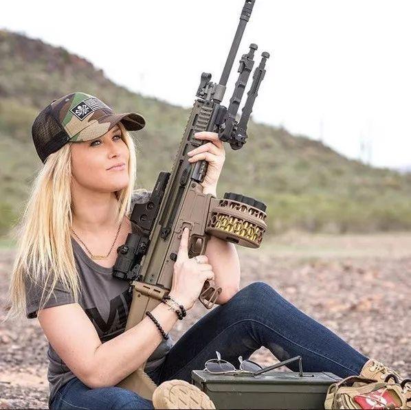 军武世界女人爱上枪以后发现原来女人们拿了枪也是很霸气