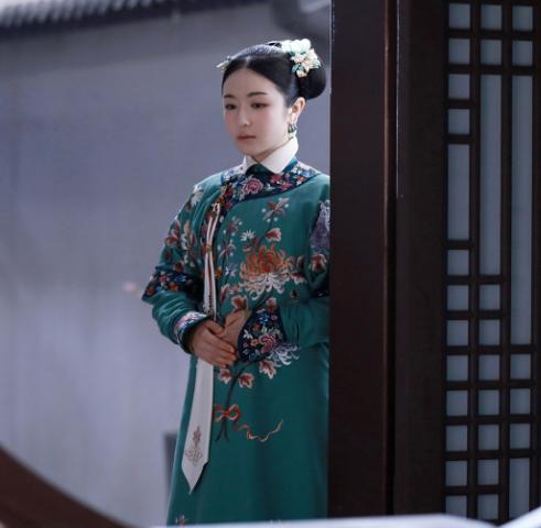 李兰迪瘦了真任性穿超短布条裙躺下凹造型这谁顶得住