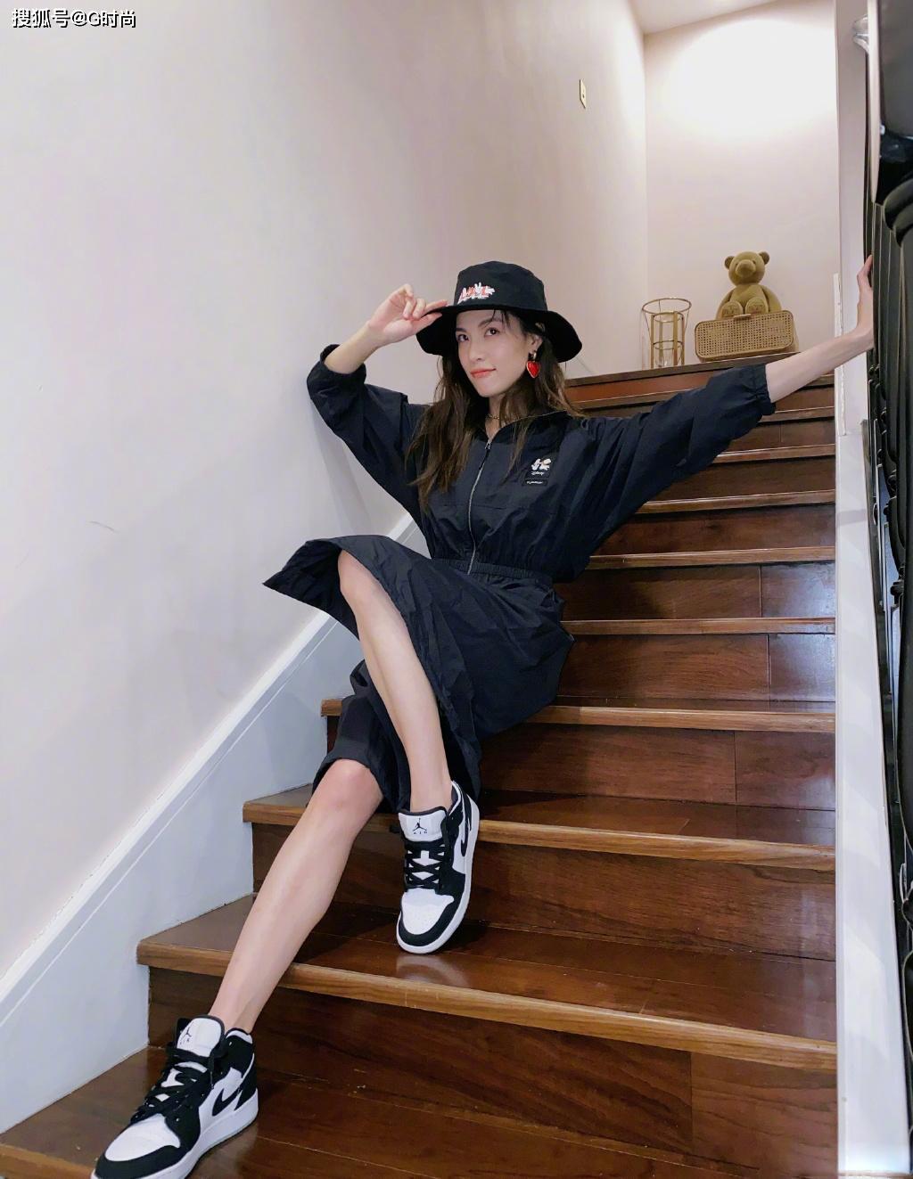 钟楚曦身着三方联名款外套休闲大方 时髦俏皮