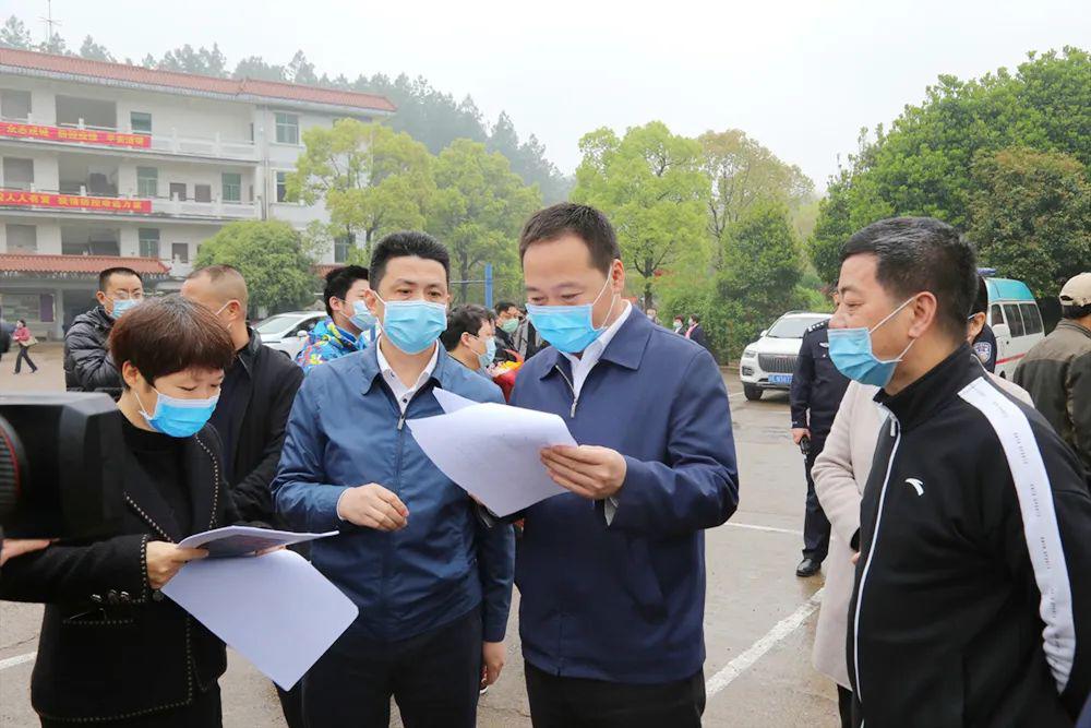 市政府秘书长郑彦芳