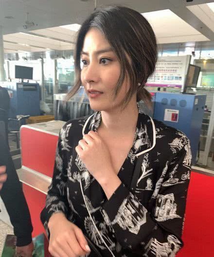 陈慧琳还在神坛之上皮肤水嫩不像46岁大妈都是包装的吧