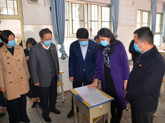 河南省副省长霍金花赴淇县一中督导抗疫和复课