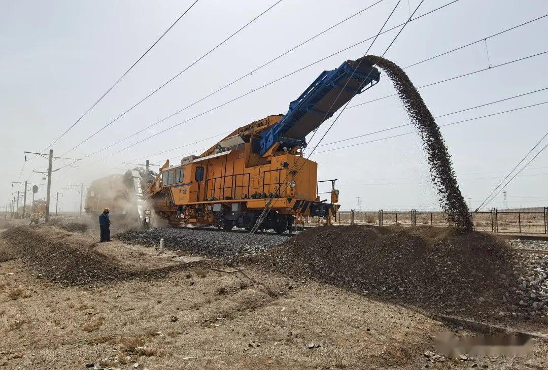 重点工程兰新铁路安北至红柳河区间清筛施工任务过半