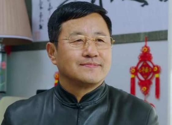 原创王小宝拜师赵本山走红娶小19岁女儿闺蜜两人同框似父女