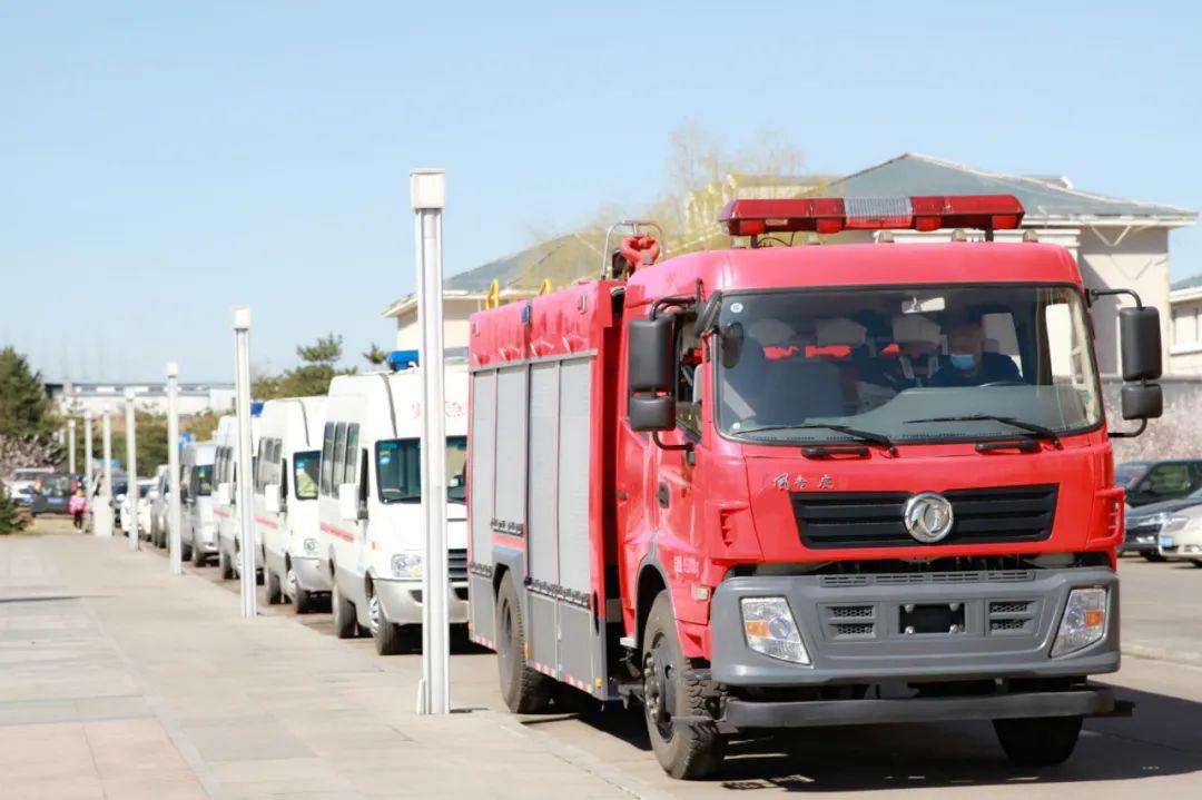 10时整,防空警报鸣响,应急救援车,通勤车鸣笛响起,全体人员向新冠肺炎