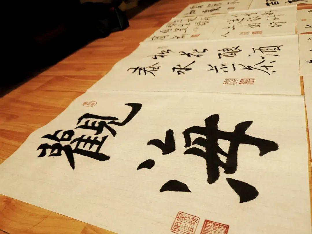 超暖心这个被央视报道的书法字条是海大毕业生写的