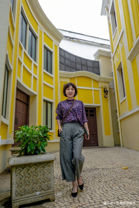 48岁主持人劳春燕生活照曝光端庄大方被誉为复旦才女