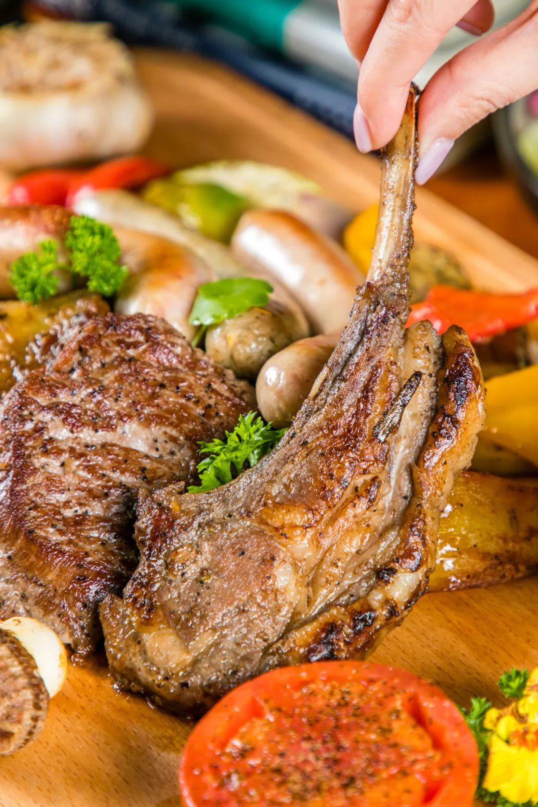 73 鲜嫩无比的羊排 73△菜单标价这道肉盘就169哦,现在双人套餐才