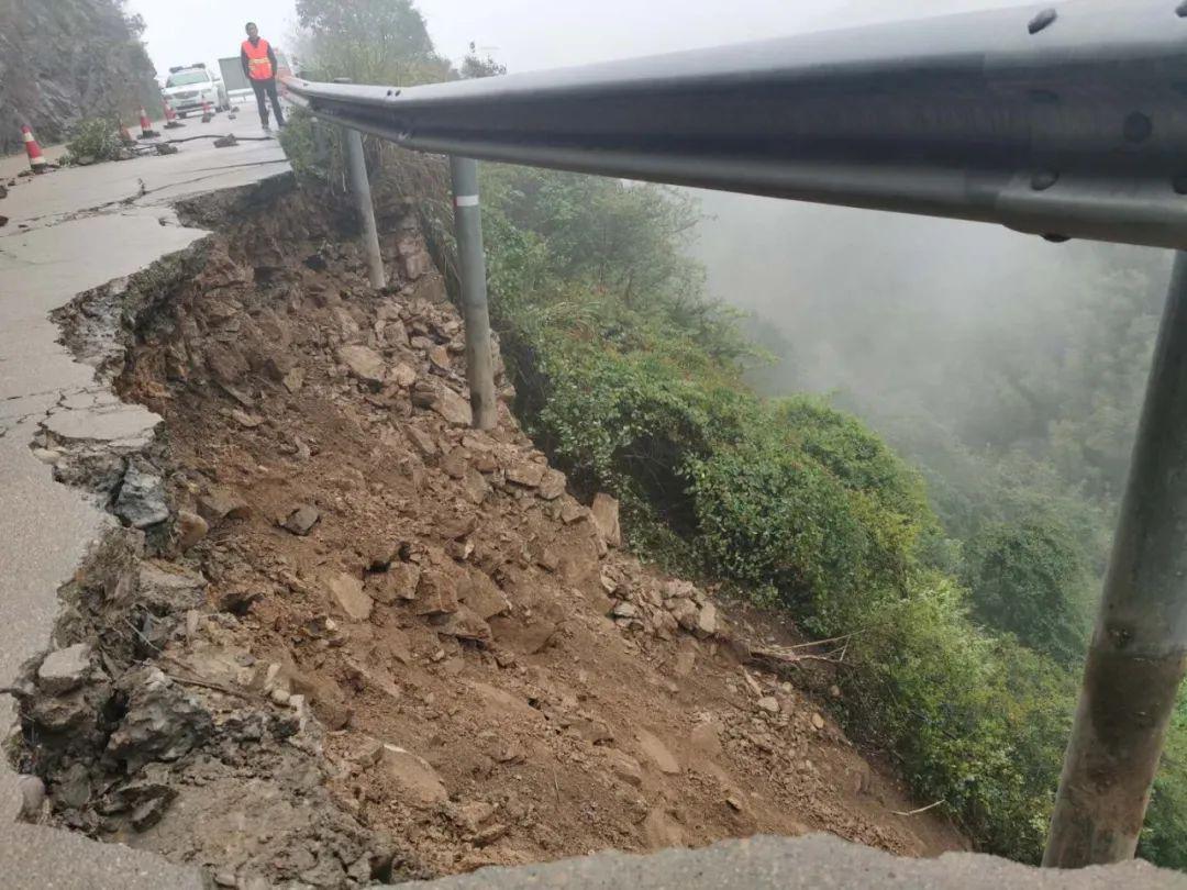 通告 g356國道696km 600m處路面塌方,小車慢行,客車貨車重車禁止通行.