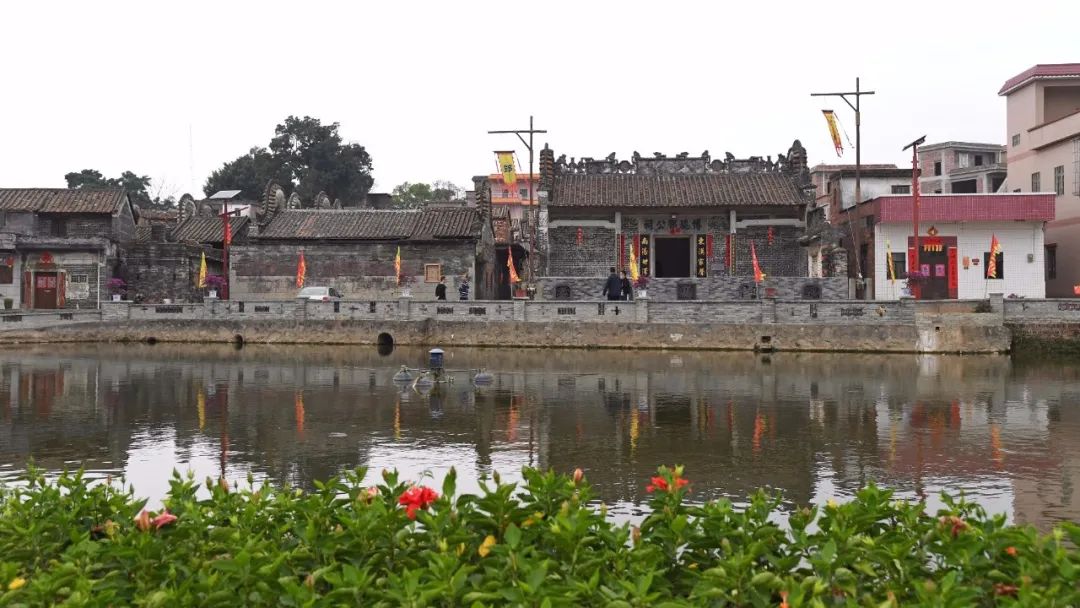 起穿越时光的隧道新兴县水台镇棠下村今天小编带你走进一轮古瓦一卷史