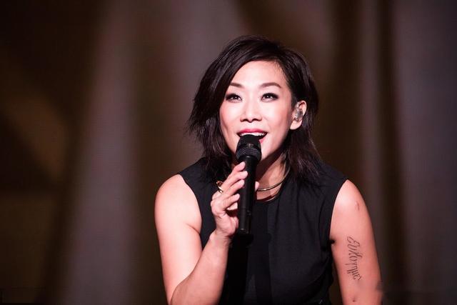 一代天后 林忆莲 留短发又美又飒 全场太霸气