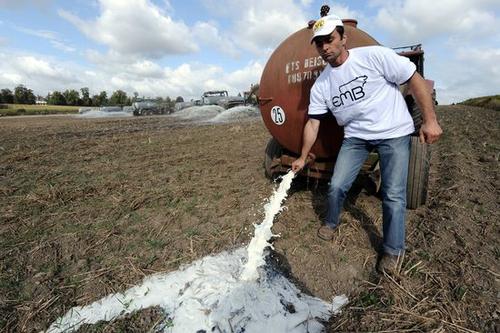 原创美国奶农宁愿把牛奶倒掉也不愿送给别人
