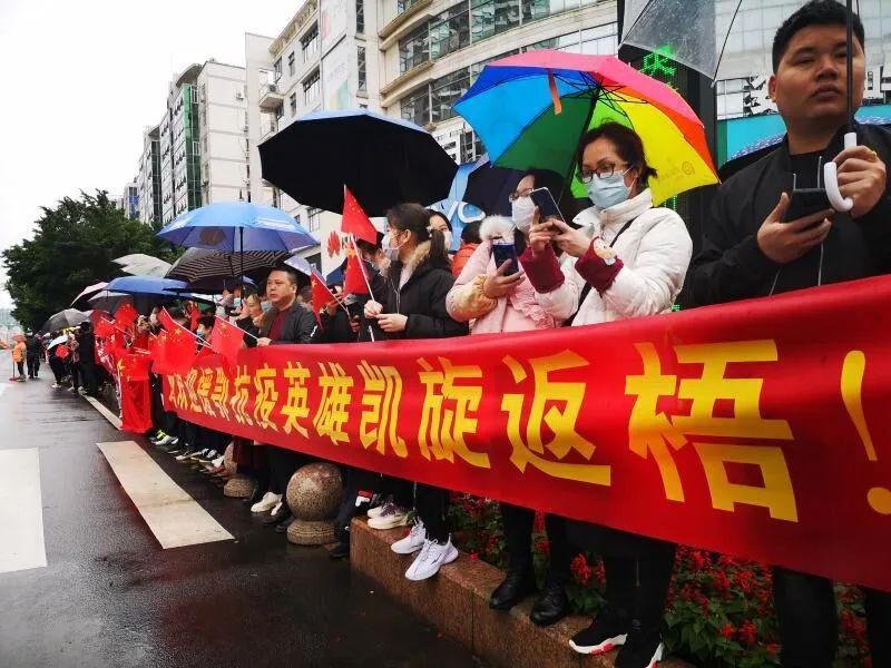 梧州350万人民十里长街冒雨迎接抗疫英雄归来现场高清实拍