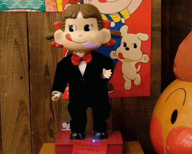 兔咖区域摆放着的看似不起眼的peko酱娃娃,其实也是价格不菲的绝版.