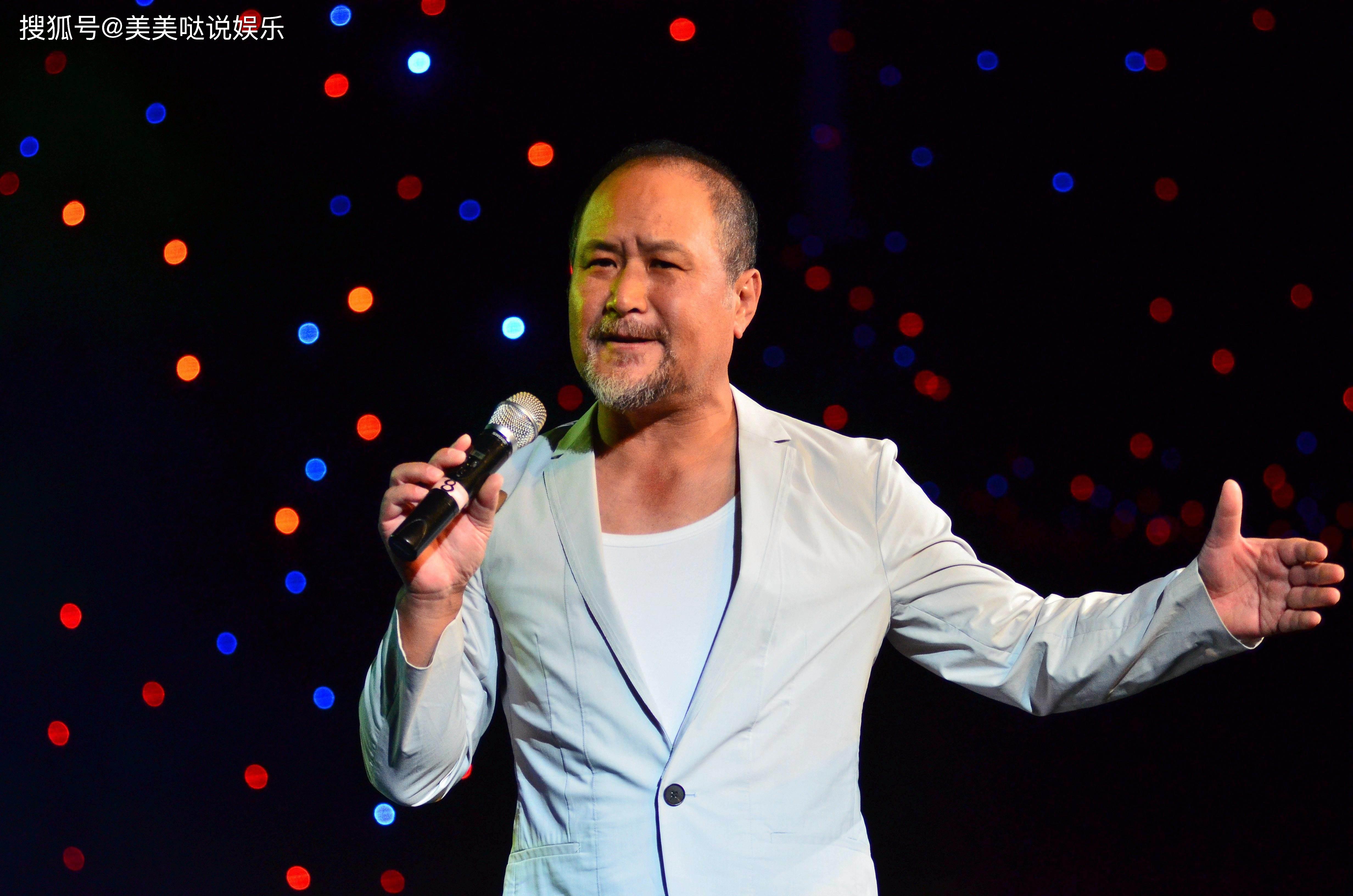 成熟大叔的形象,低沉沙哑的声音,张镐哲的歌曲非常动人.