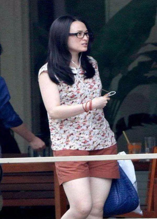蒋勤勤早年美的只剩脸了穿廉价碎花衫搭条短裤好寒酸啊