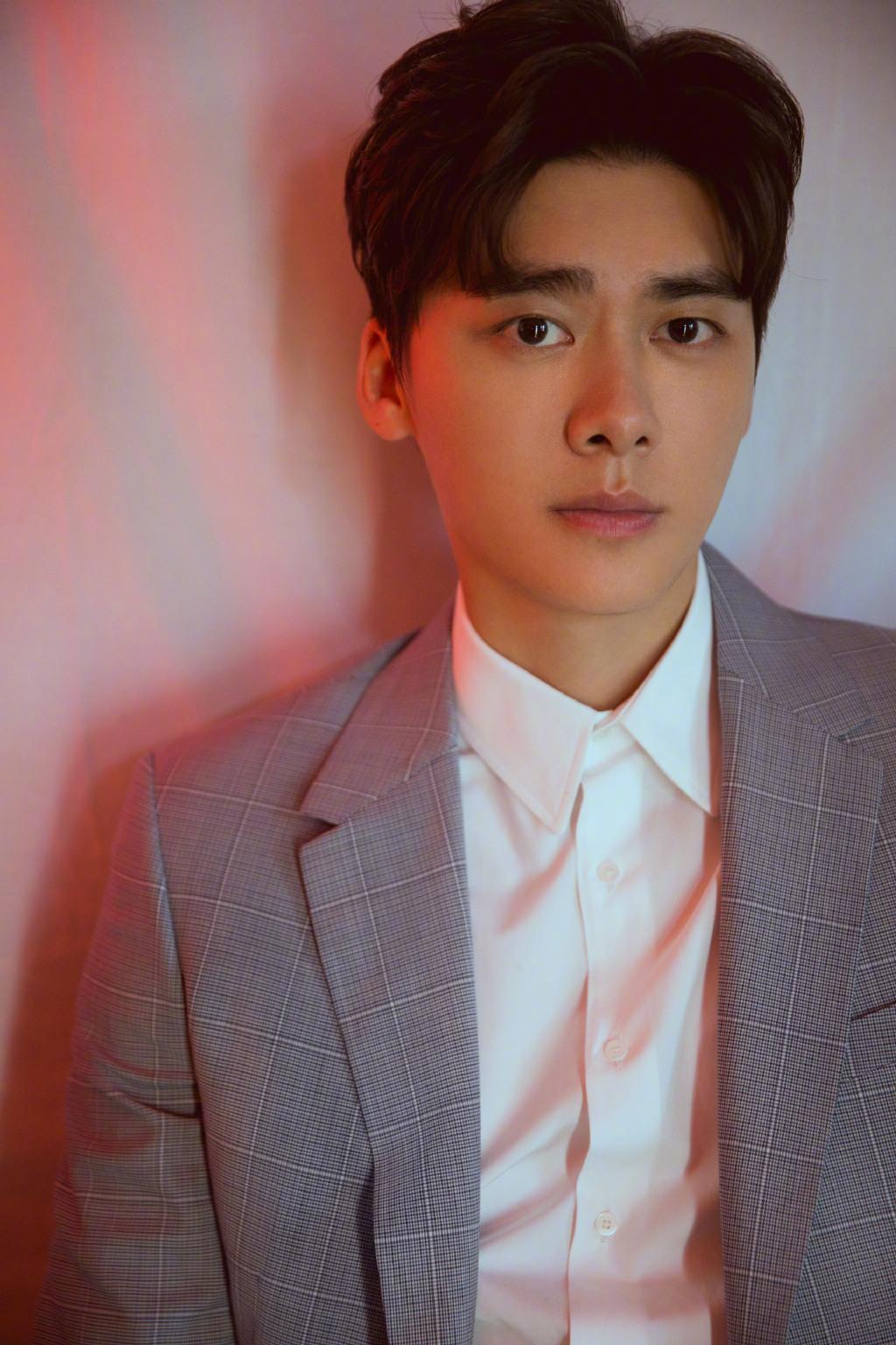 出生于四川成都中国内地男演员歌手制片人李易峰