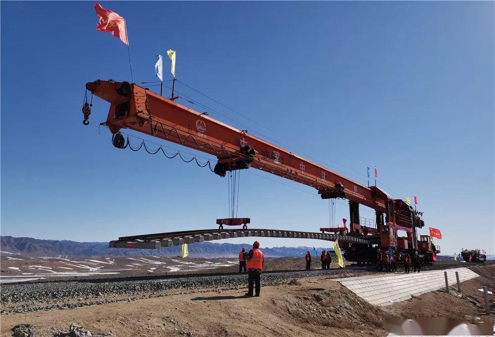 马卫红 摄阿富准铁路阿勒泰至富蕴段正在铺轨.