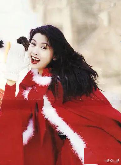 王祖贤的红色一时英气,一时媚;邱淑贞的红则更为俏丽,灵气;它把关之琳