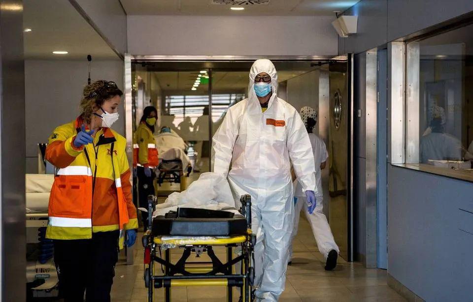 多少法国一线的医护人员,在面临人员短缺物资匮乏的状况下依旧顶着被