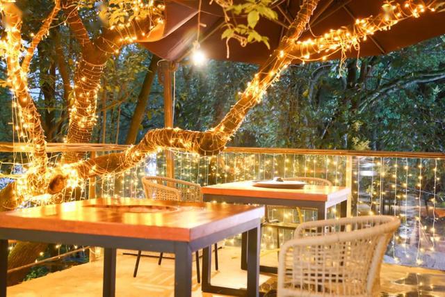 绵阳126创意园里的屋顶烤肉,两层复古小楼,抬头就是漫天星空!