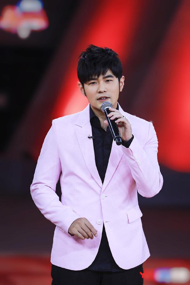 原创41岁周杰伦近照一身黑look酷帅有型,粉嫩可爱拖鞋十分抢镜!